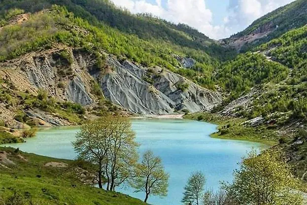 Modern Mountain View P&E Tirana Apartment Netflix Included